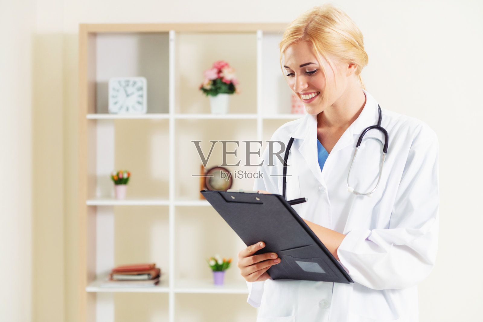 在医院工作的年轻女医生。照片摄影图片