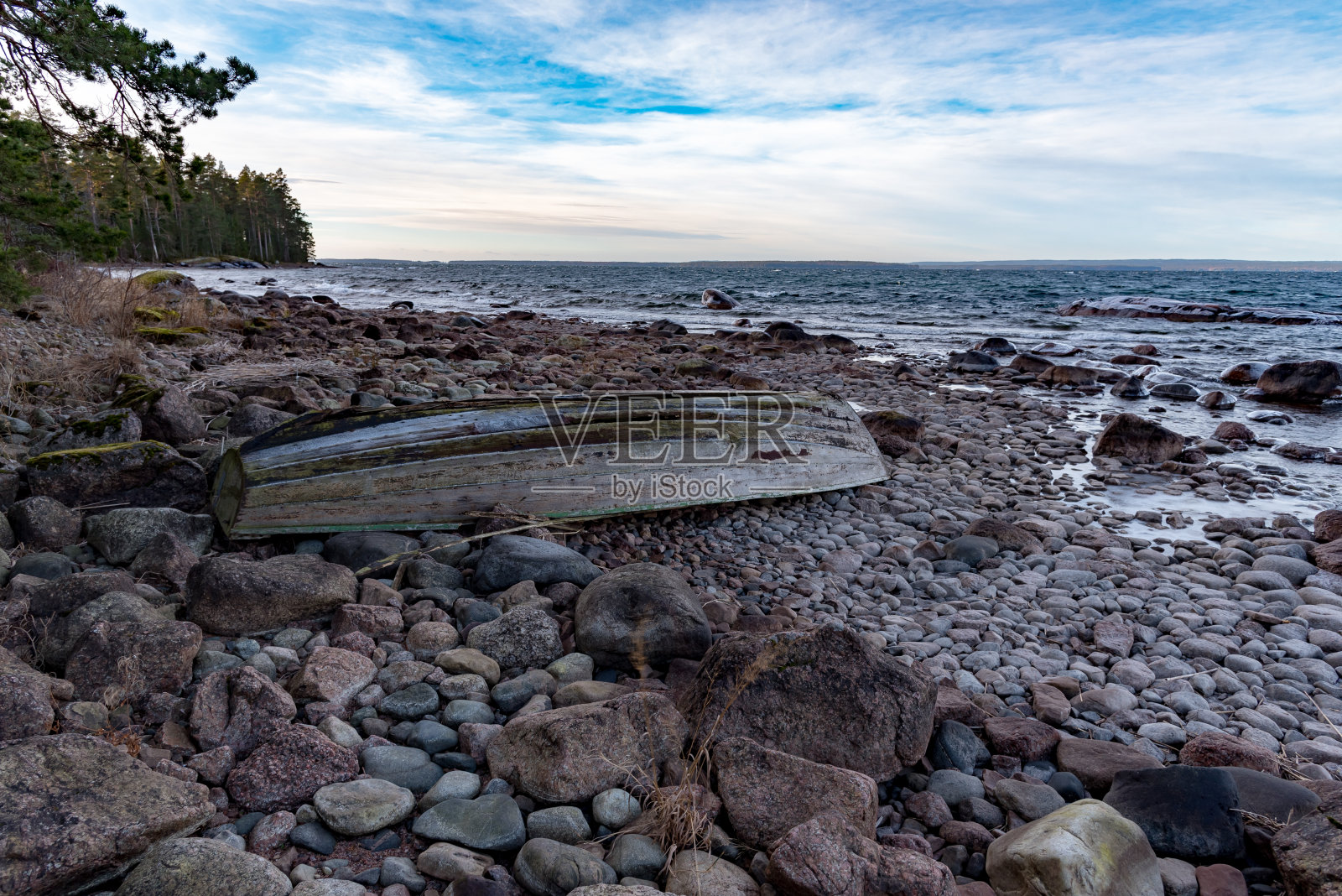 在多岩石的海滩上翻着划艇照片摄影图片