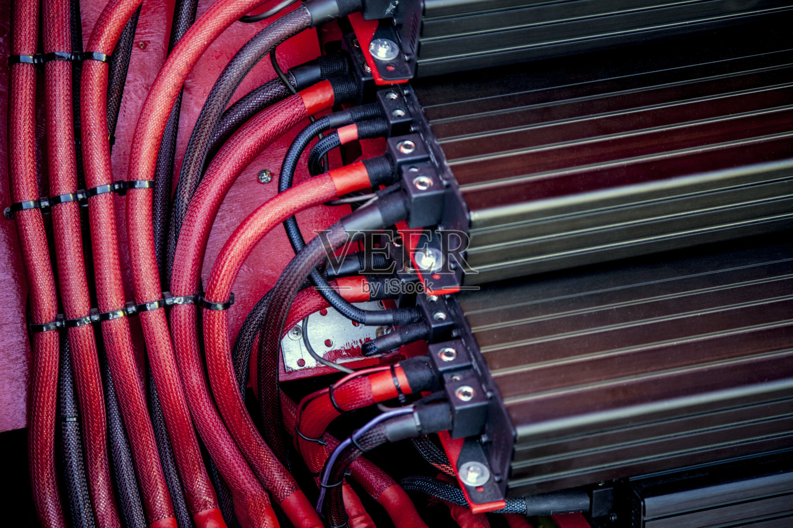 强大的自动音响放大器，在汽车后备箱。汽车音响照片摄影图片