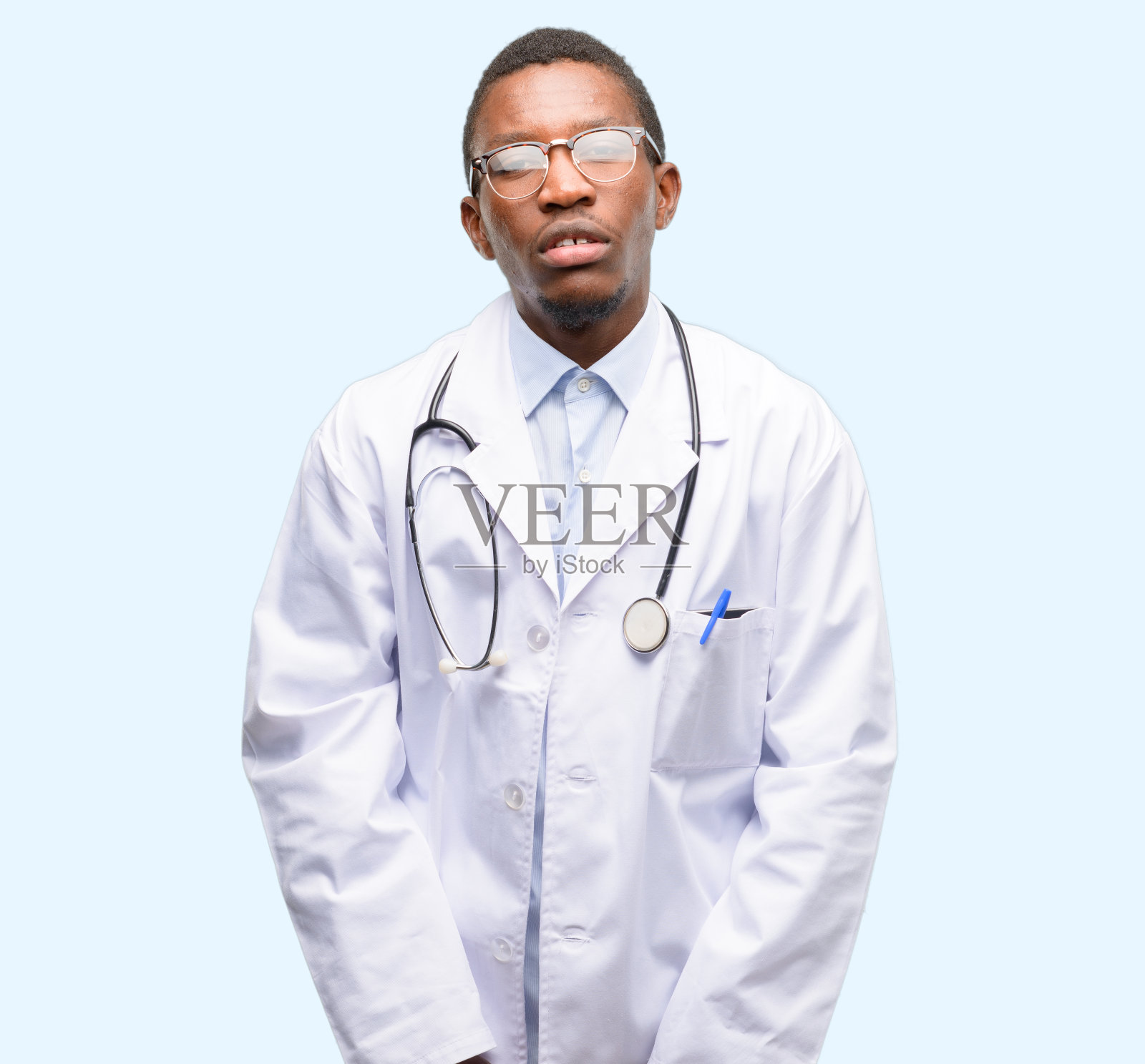 年轻的黑人医生，表情困倦的医学专业人士，劳累过度，疲惫不堪照片摄影图片