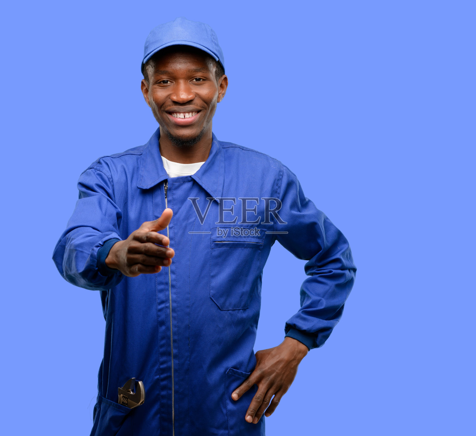 非洲黑人水管工以握手的姿势握手欢迎，表达信任和成功的概念，问候照片摄影图片