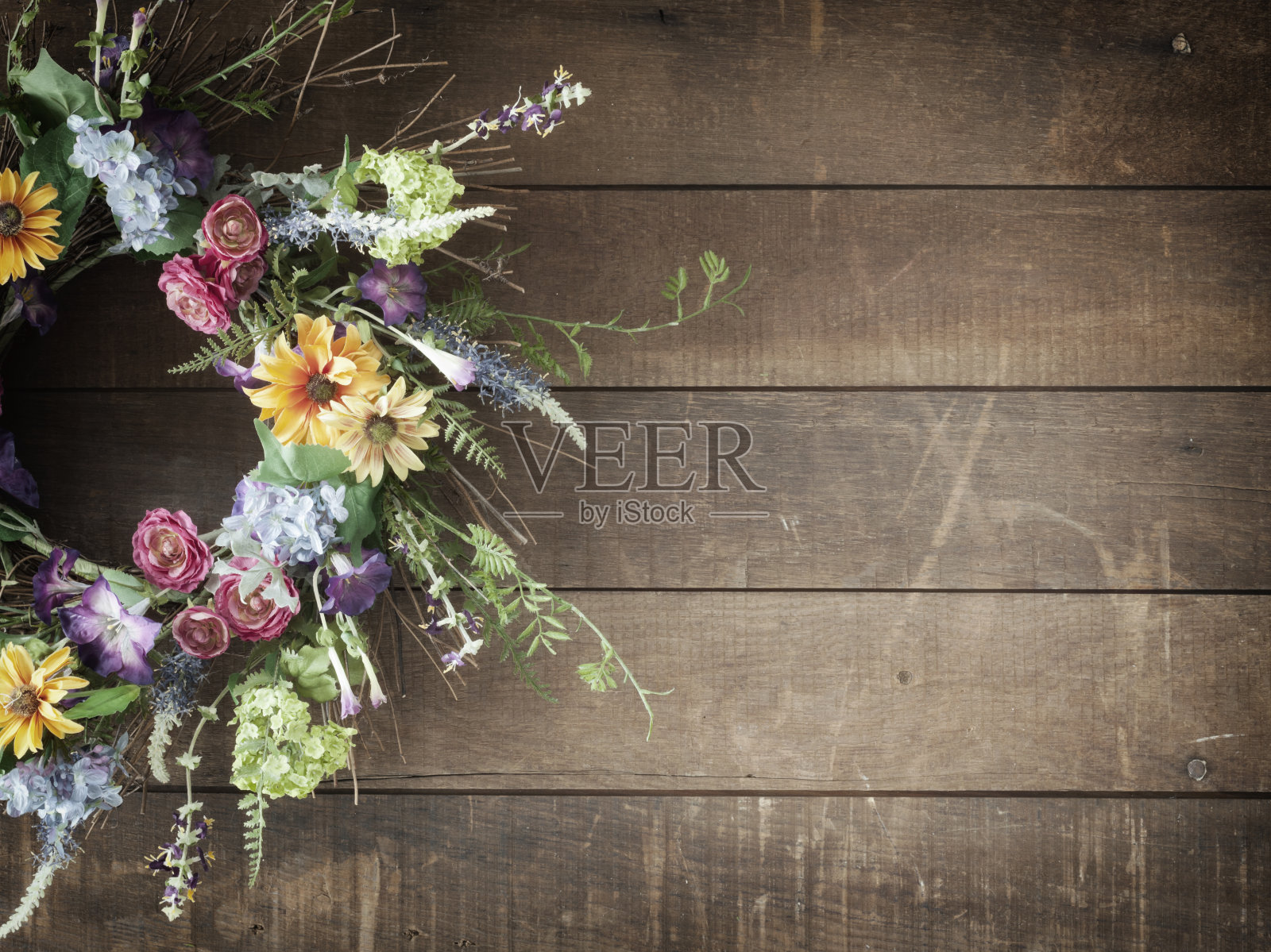 古老的木头背景上的复活节春花花环照片摄影图片