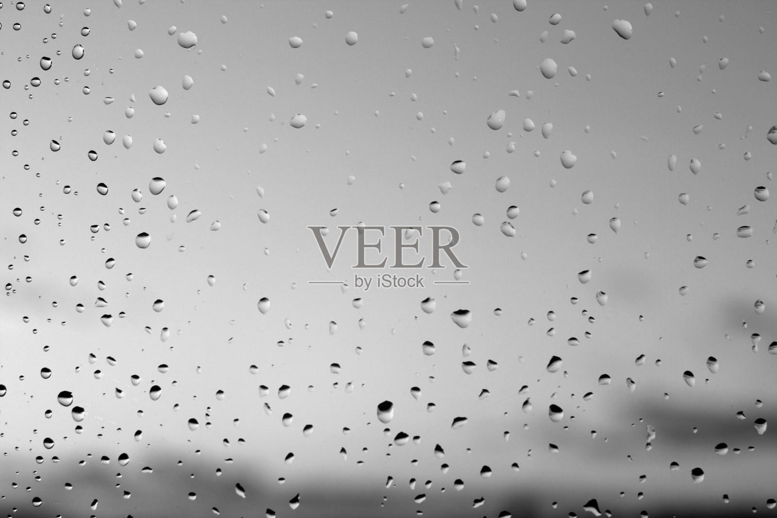 雨滴和散焦天空背景在黑色和白色。照片摄影图片