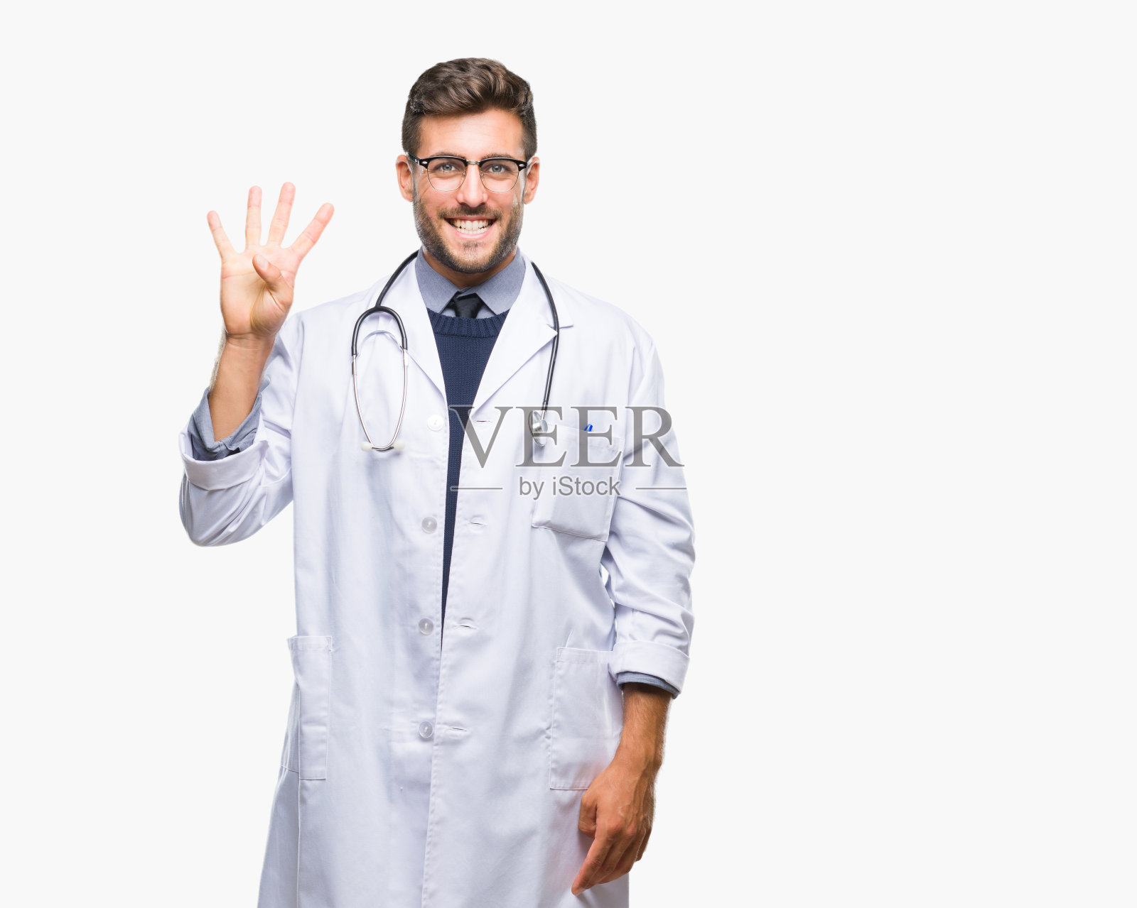 年轻英俊的医生男人在孤立的背景显示和指着第四个手指，同时微笑着自信和快乐。照片摄影图片