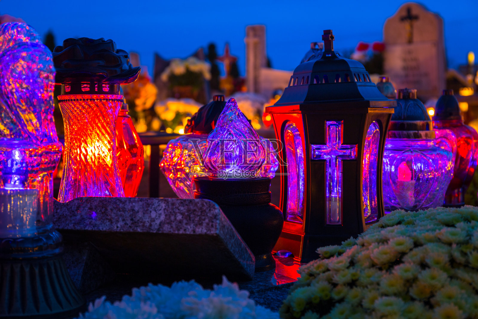 万圣节墓地上的彩色蜡烛照片摄影图片