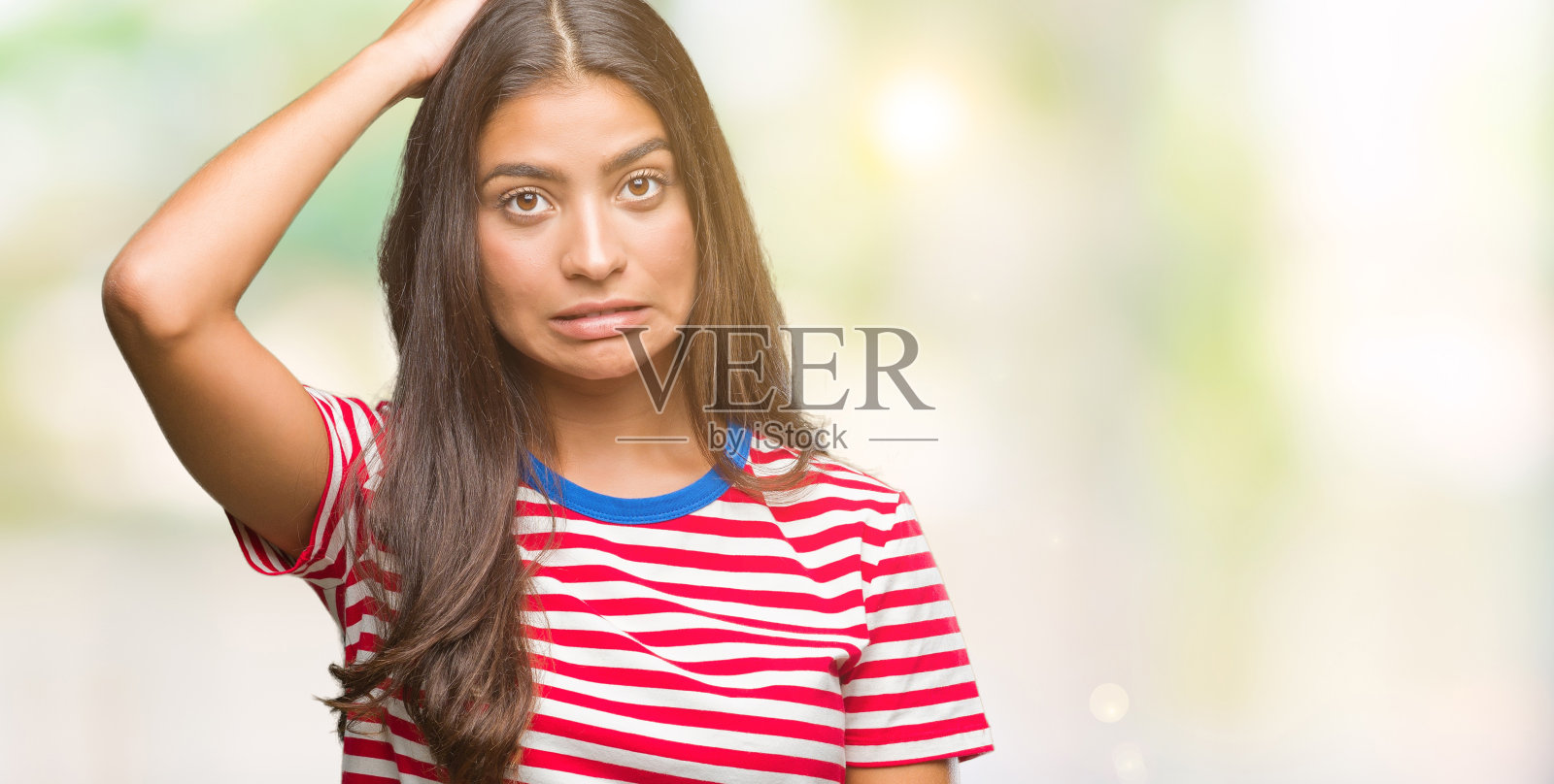 年轻漂亮的阿拉伯妇女在疑惑地思考问题照片摄影图片