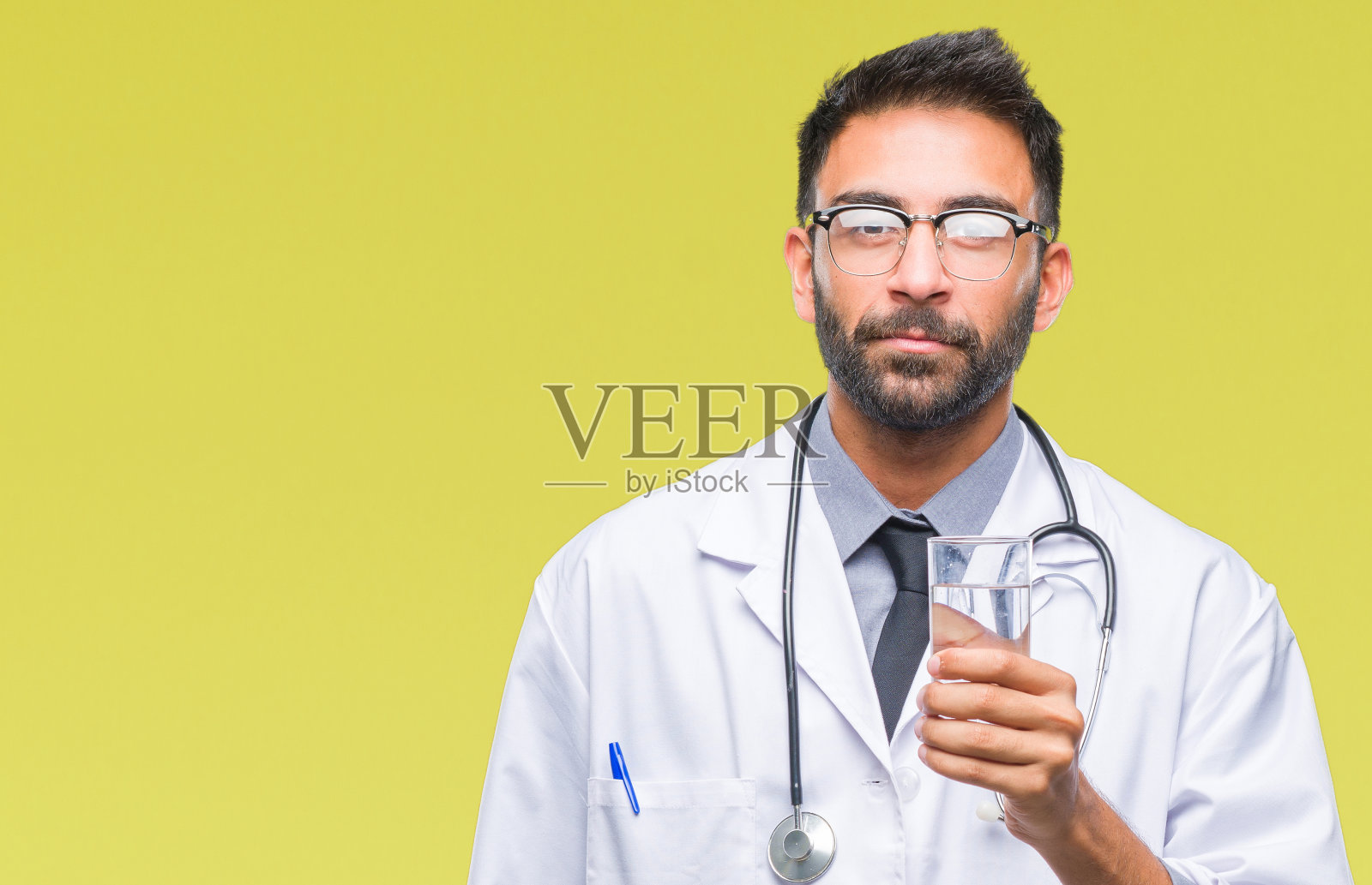 自信的西班牙裔医生喝着水，认真思考照片摄影图片