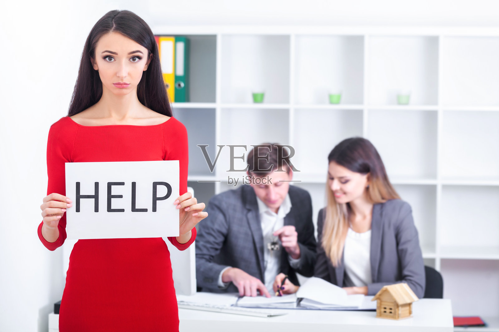 迷人的悲伤和绝望的商业女人承受着办公室笔记本电脑办公桌上的压力，持有帮助标志照片摄影图片