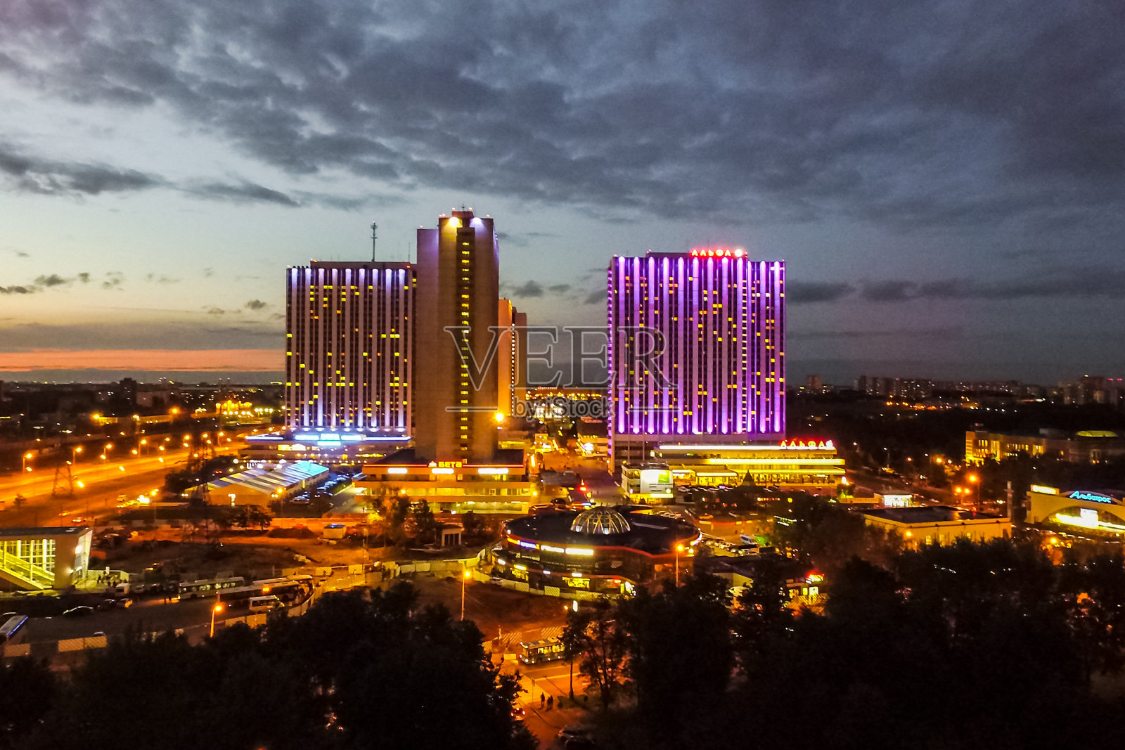 夜晚的莫斯科，夜晚城市的灯光。照片摄影图片