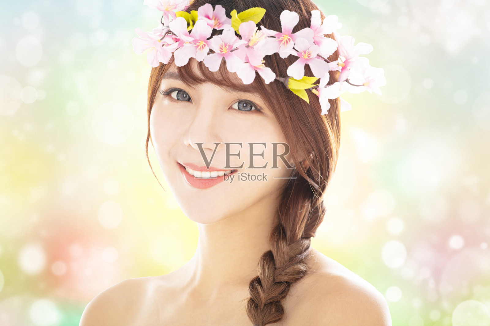 特写年轻美丽的脸与春天的背景照片摄影图片