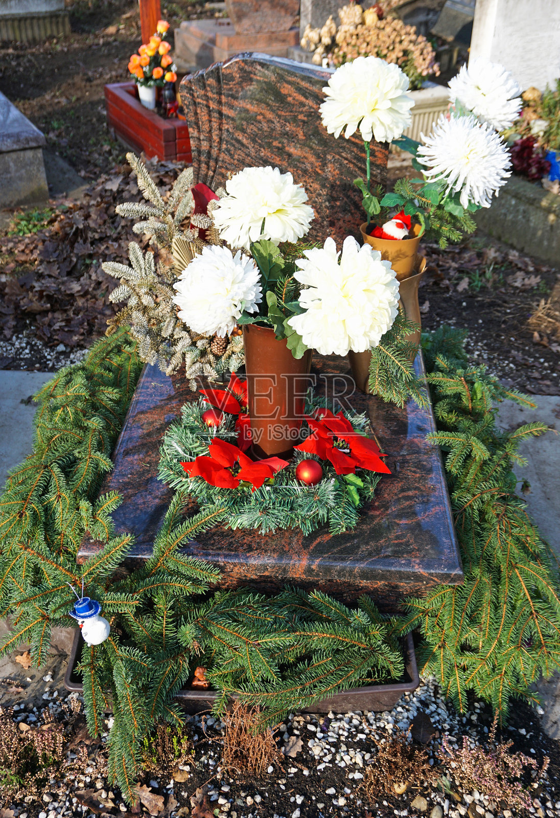 在公墓的墓碑上放上鲜花和花圈照片摄影图片