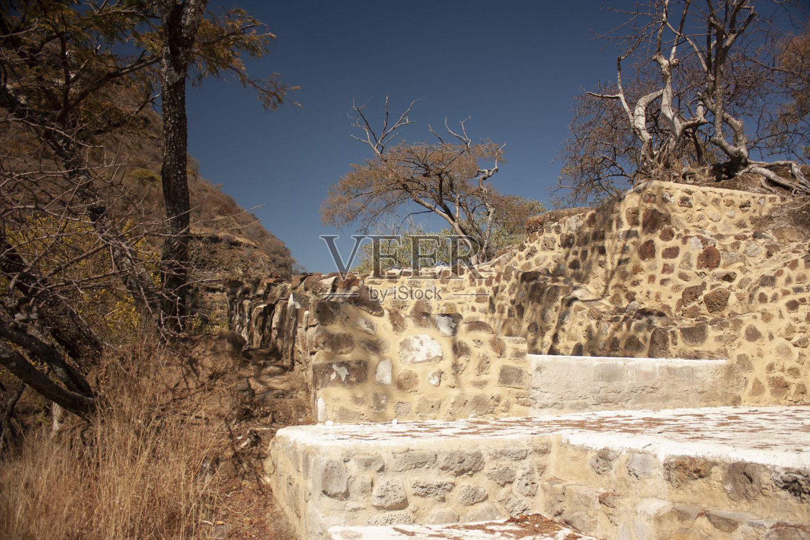 金字塔的考古遗迹可以追溯到1153年，埋藏在墨西哥一个州的议长山的裂缝中，山上有岩石照片摄影图片