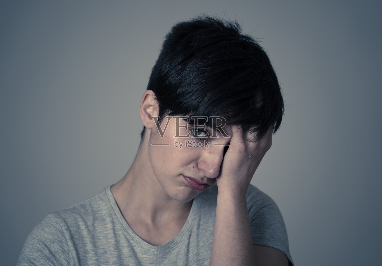 面带悲伤的年轻白人女子特写肖像照片摄影图片