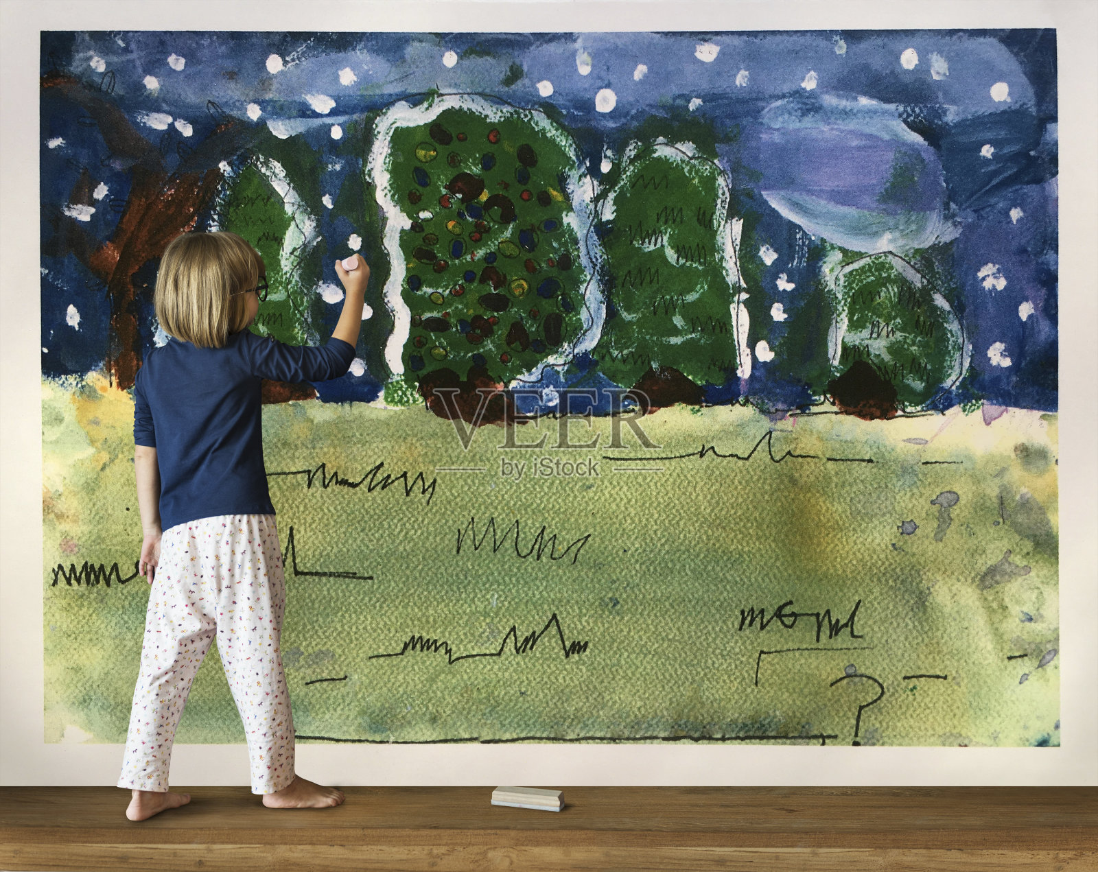 小女孩在墙上画画玩得很开心插画图片素材