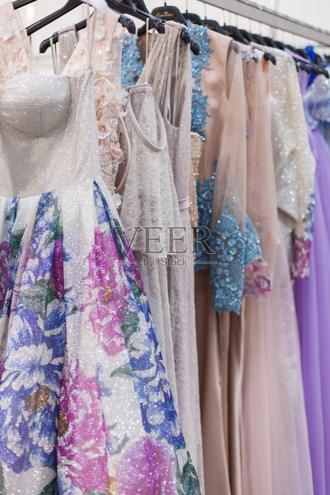 闪亮的晚礼服。照片摄影图片