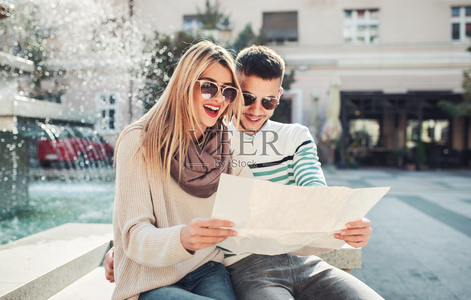 年轻的游客享受假期，一起在城市里玩。旅游的概念照片摄影图片