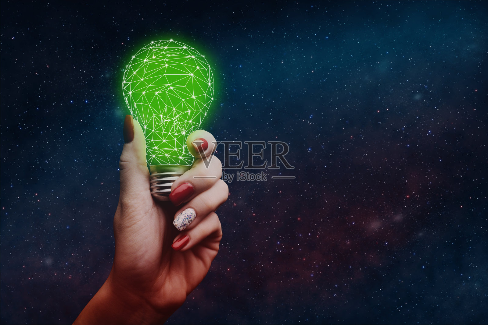 女人拿着抽象灯泡的混合媒体作品照片摄影图片