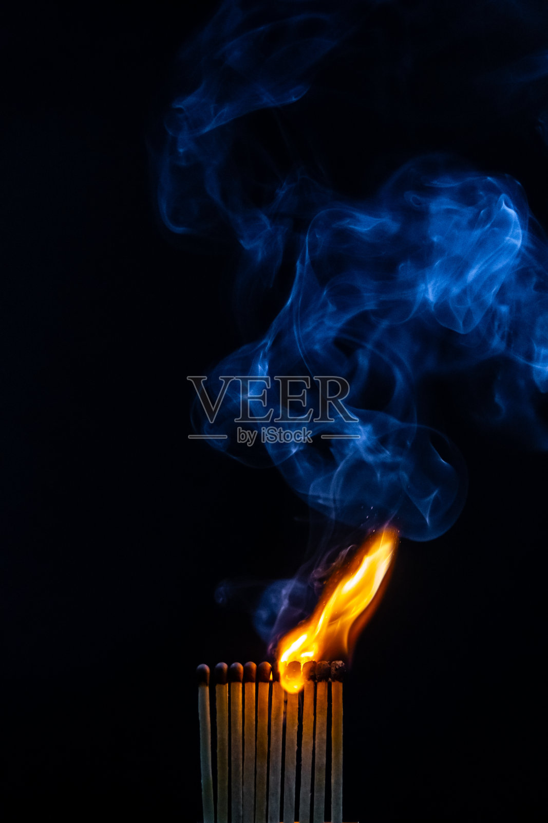 火柴，火焰，燃烧，烟雾和剪影照片摄影图片