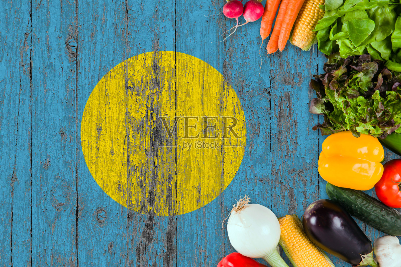 桌上放着来自帕劳的新鲜蔬菜。以木旗为背景的烹饪理念。照片摄影图片