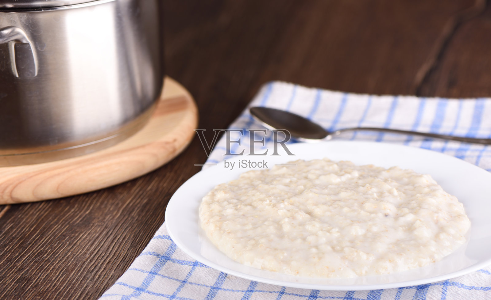乡村风格。早餐是刚煮好的燕麦片。照片摄影图片