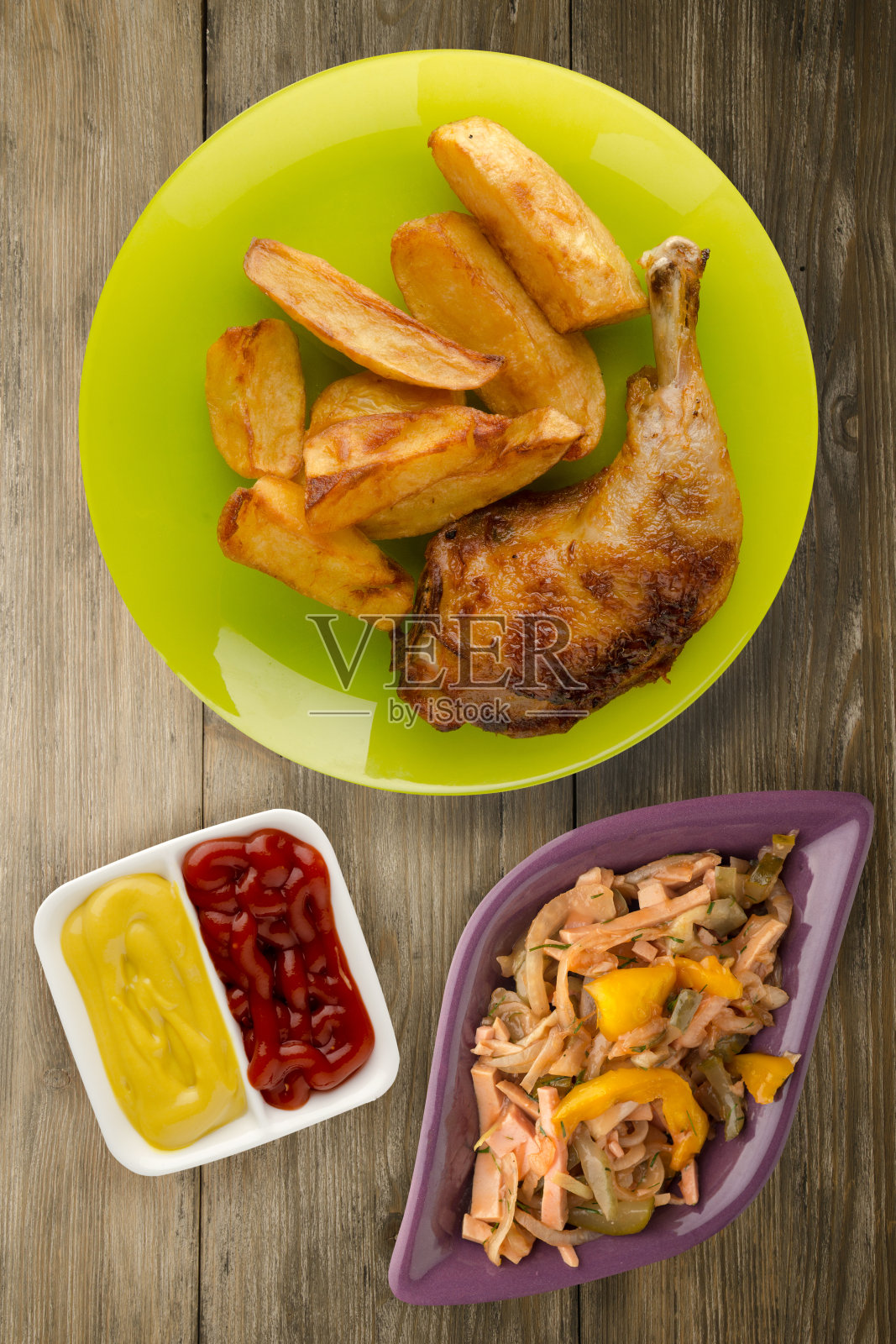 鸡腿配薯条，木质背景。照片摄影图片