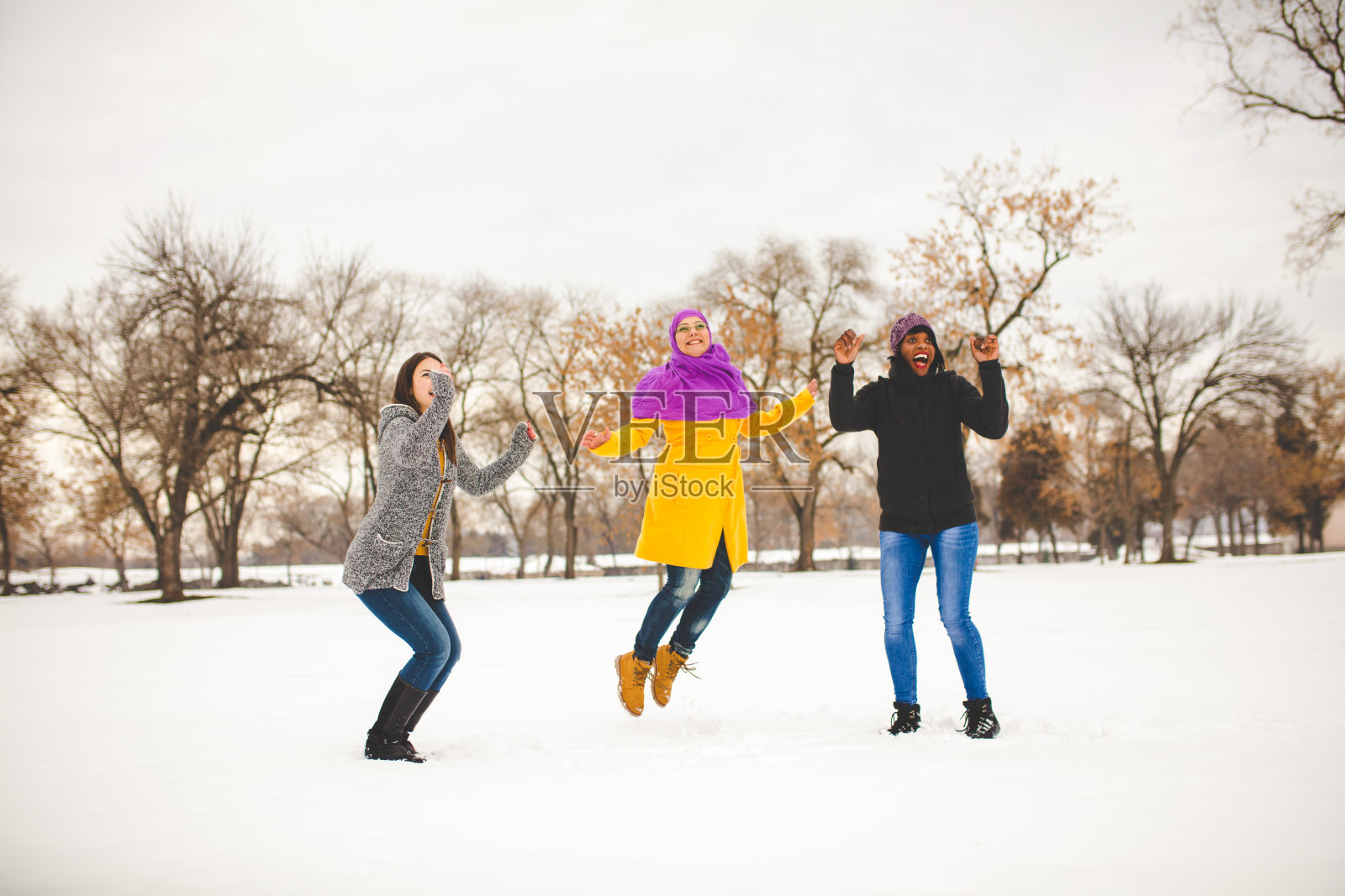 不同的女性群体在一起玩得很开心照片摄影图片