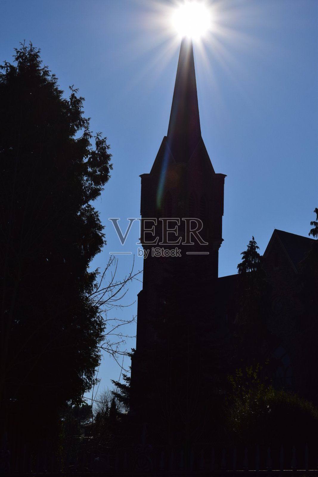 黄昏中的教堂钟楼照片摄影图片