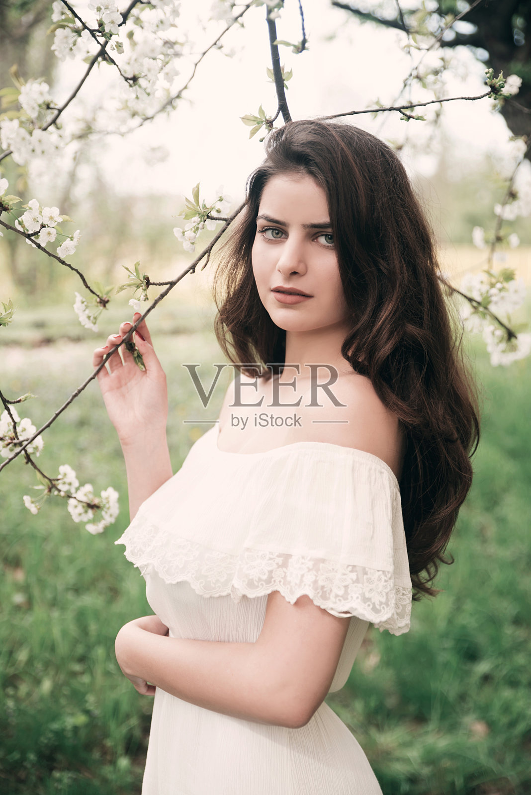 年轻美丽的女人在自然肖像照片摄影图片