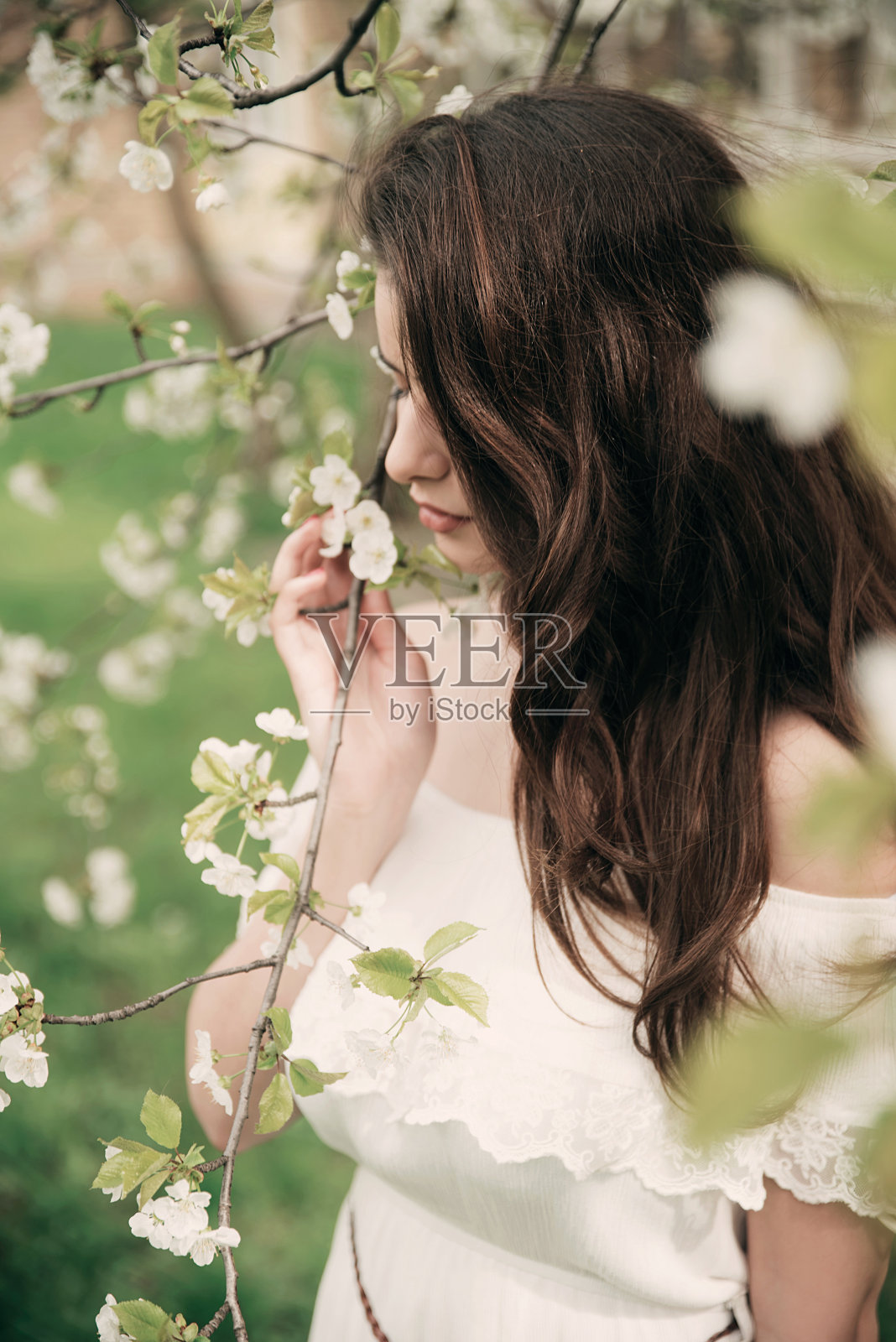 年轻美丽的女人在自然肖像照片摄影图片