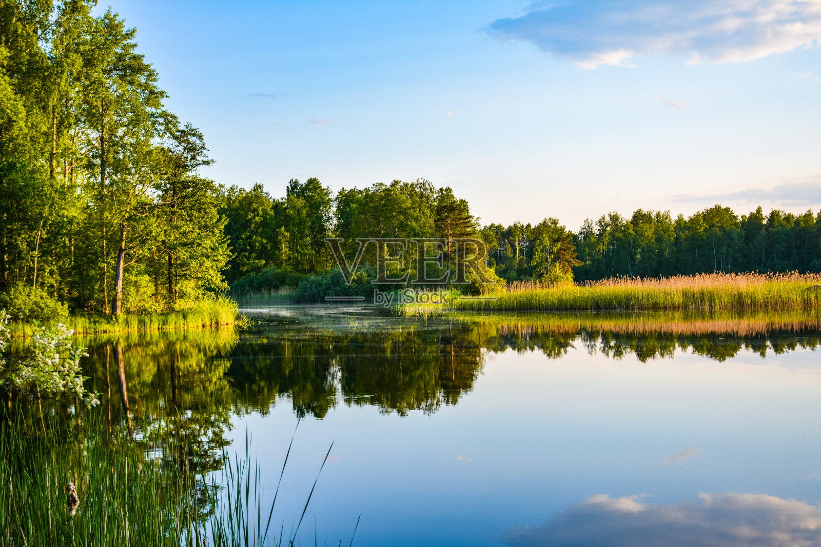 平静的湖水倒映着天空照片摄影图片