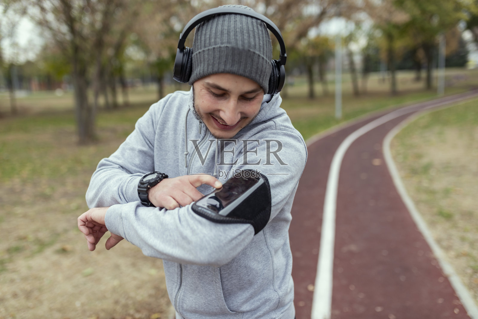 年轻运动员正在检查他的可穿戴电脑照片摄影图片
