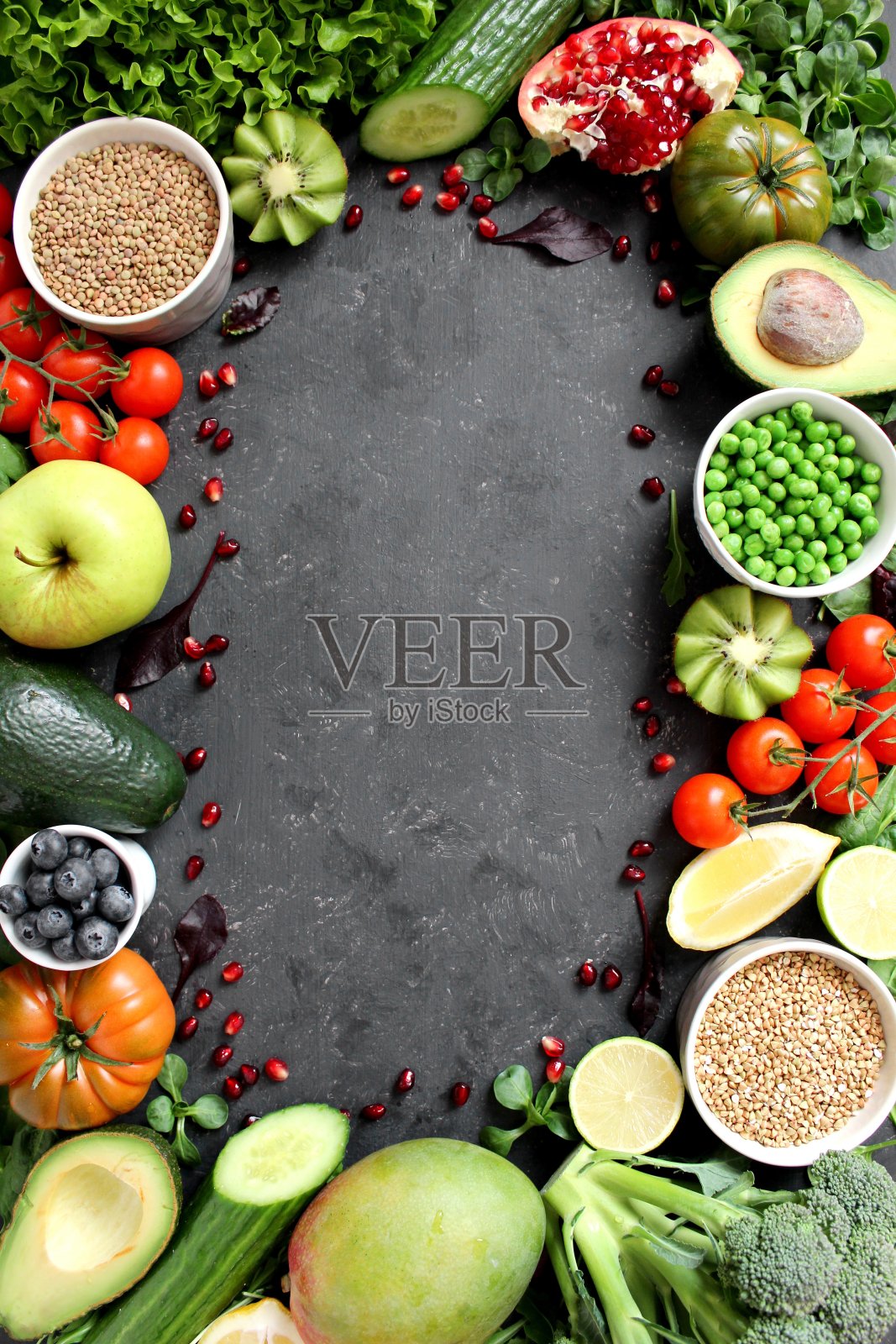 素食者的蛋白质来源:鳄梨，苹果，花椰菜，菠菜，黑色背景的青豆。照片摄影图片