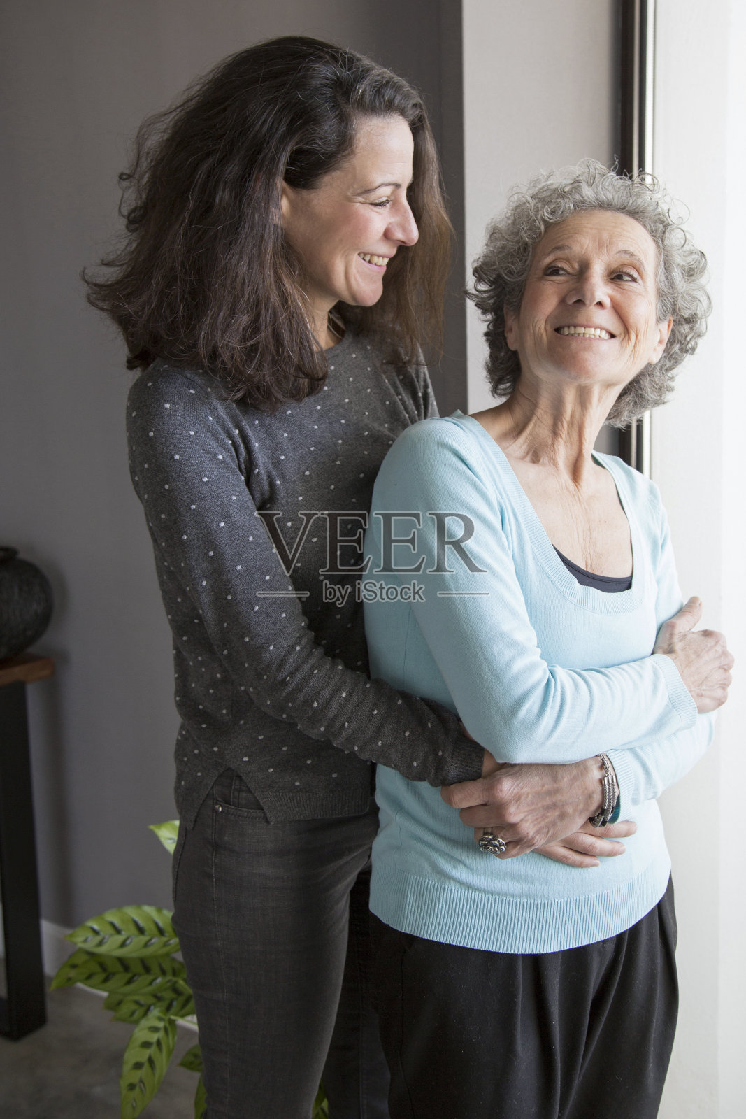 快活兴奋的老女人被女儿抱了回去照片摄影图片