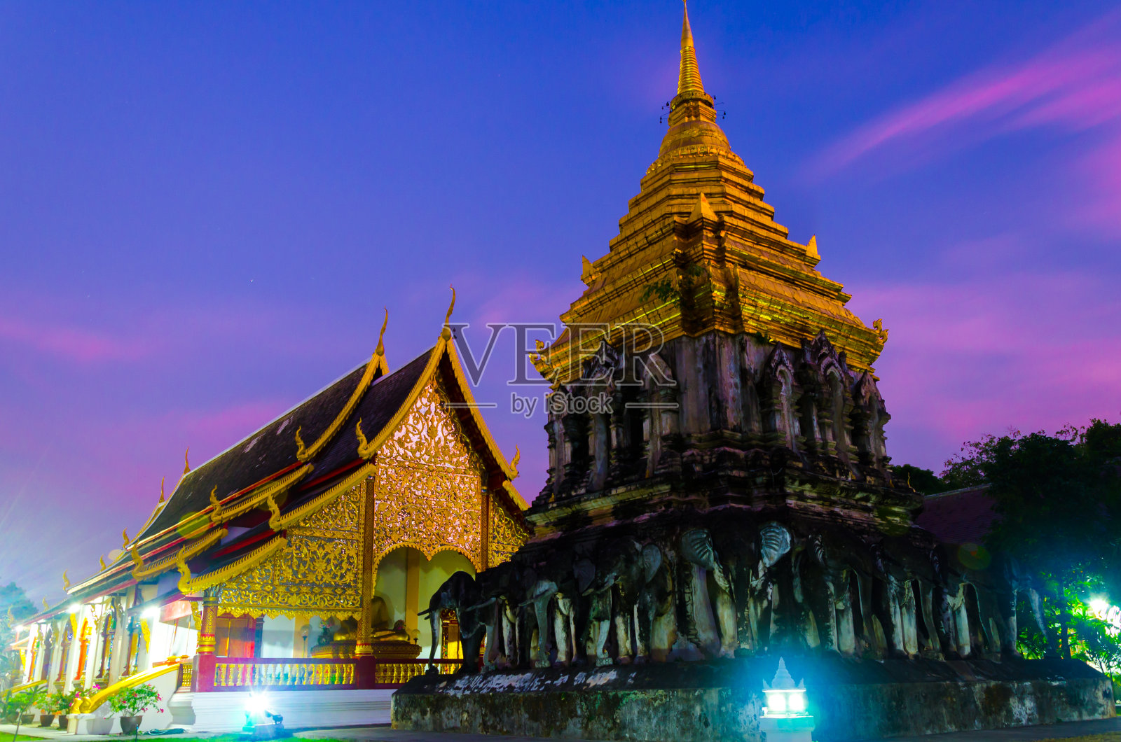 历史悠久的古老寺庙和房子在夕阳下照片摄影图片