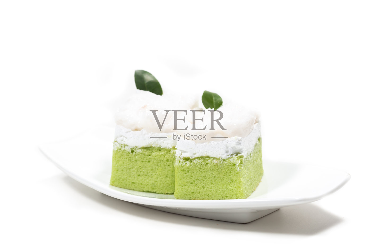 白色盘子上的甜蛋糕照片摄影图片