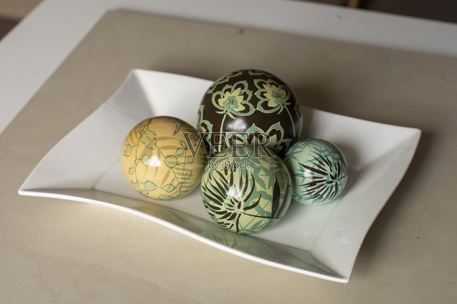 装饰木球上漂亮的白色盘子照片摄影图片