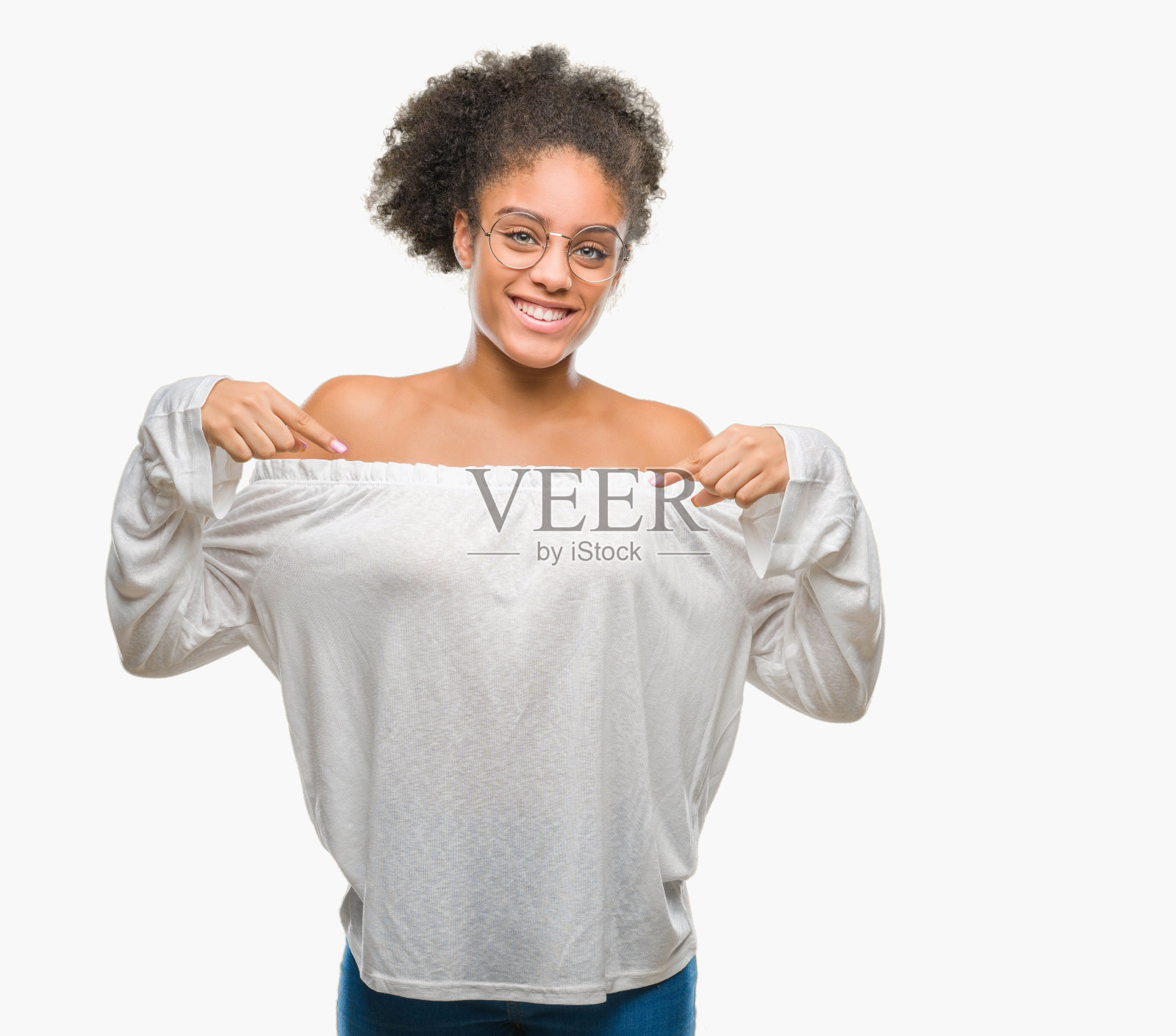 年轻的非洲裔美国妇女戴眼镜在孤立的背景看起来自信，脸上带着微笑，用手指指着自己骄傲和幸福。照片摄影图片