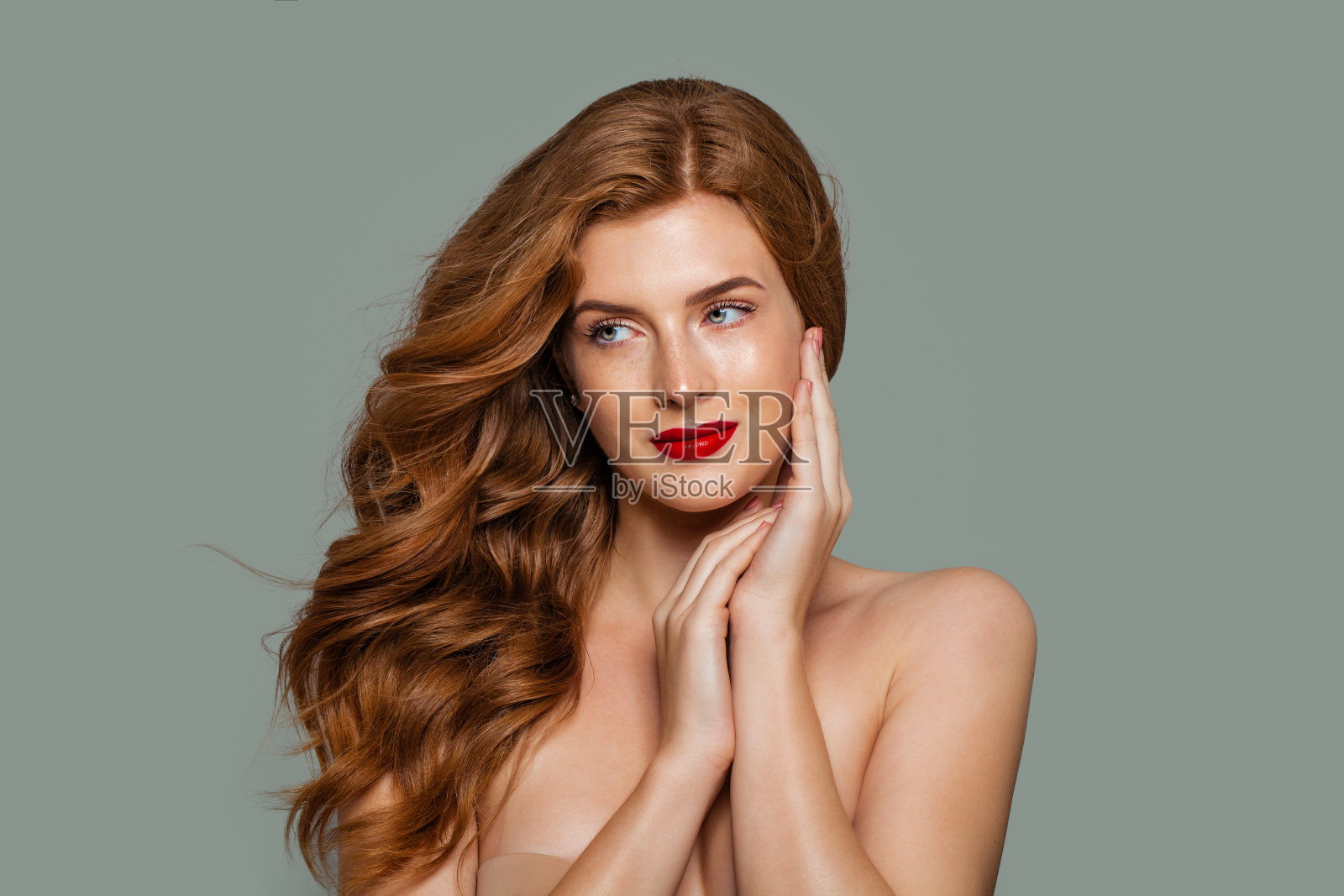 红头发的女孩。漂亮的姜黄色头发和红色的唇妆。完美的红发女人肖像照片摄影图片