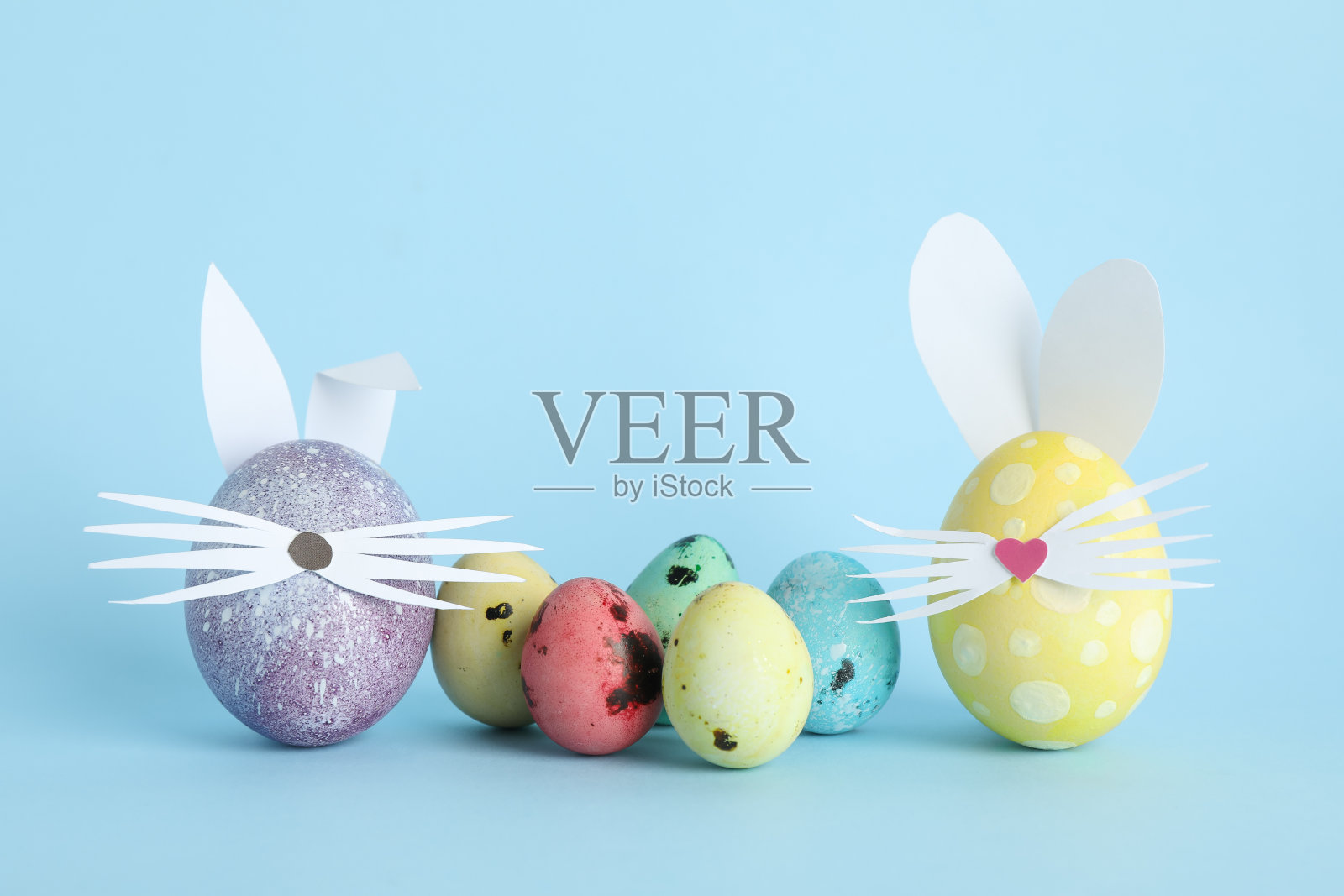 装饰复活节彩蛋和可爱的兔子耳朵的颜色背景照片摄影图片