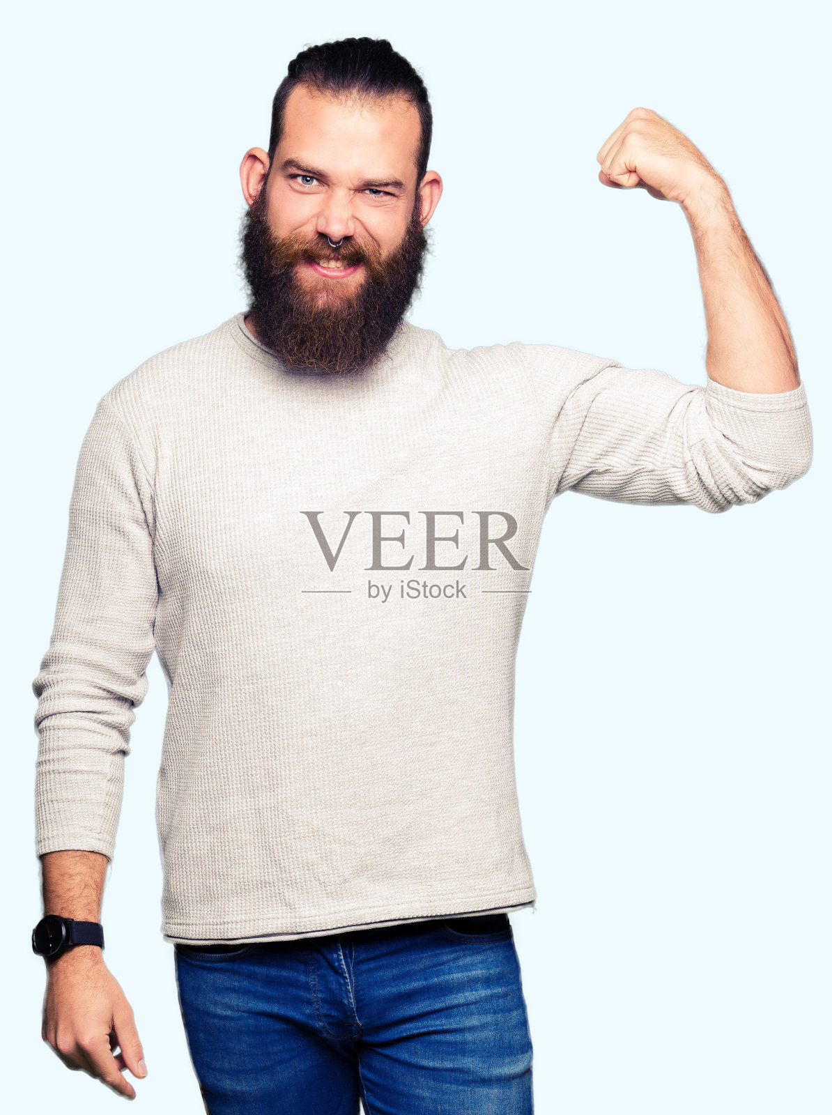 年轻的金发男子穿着休闲毛衣强壮的人显示手臂肌肉，自信和自豪的力量照片摄影图片