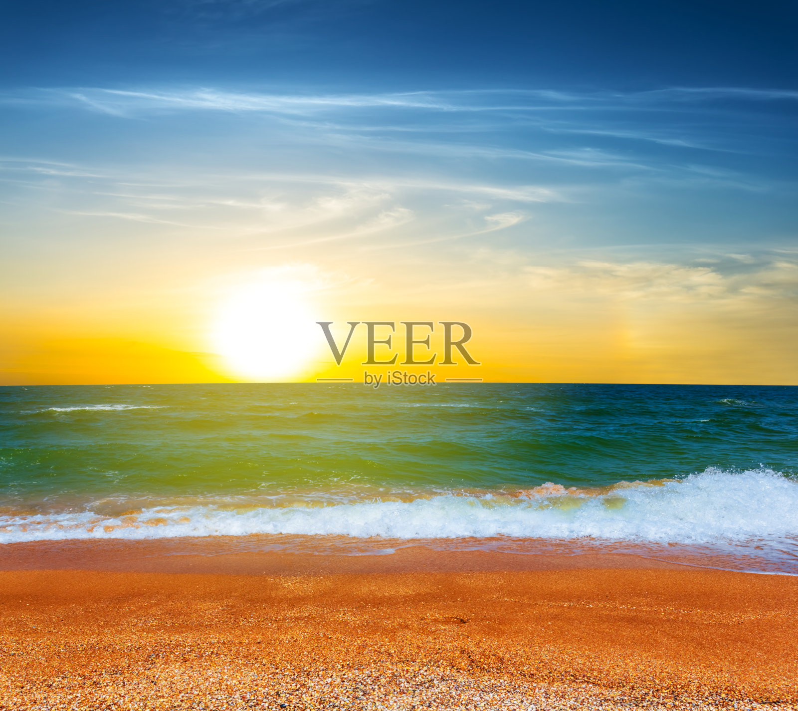 美丽的沙滩景色在戏剧性的日落照片摄影图片