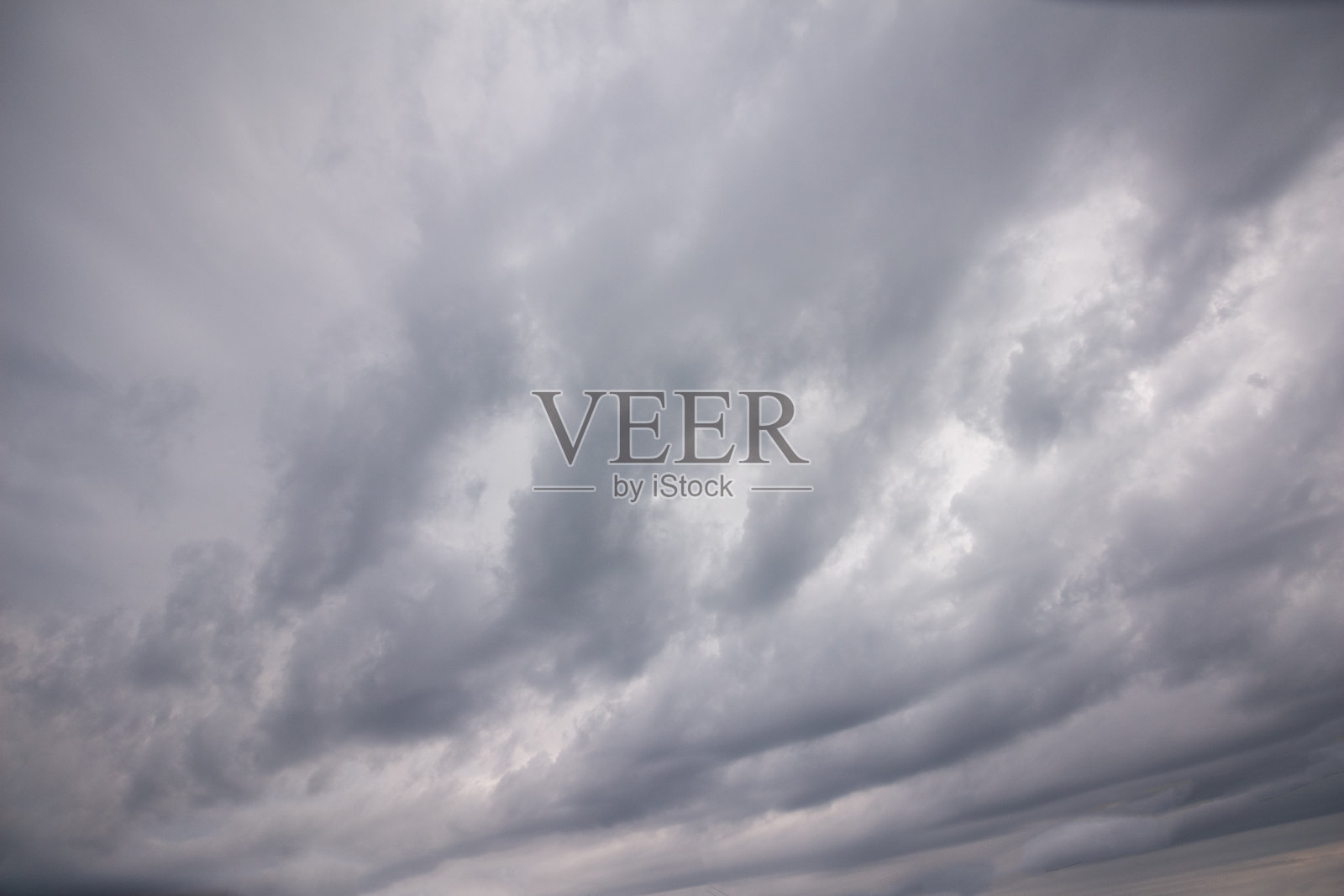 天空中有灰色的雨云照片摄影图片