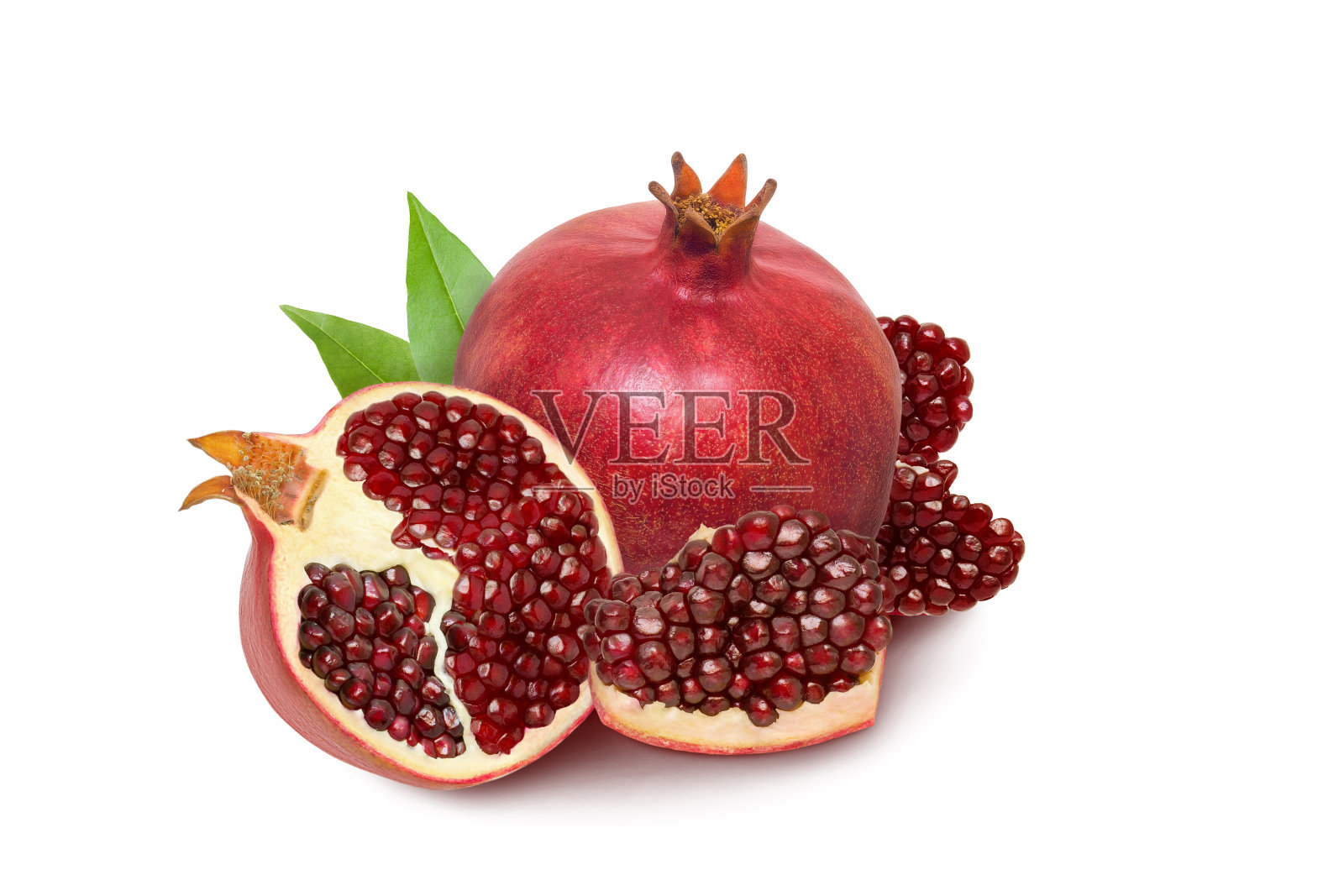 孤立的石榴果实。一个成熟的红石榴石孤立在白色背景上。照片摄影图片