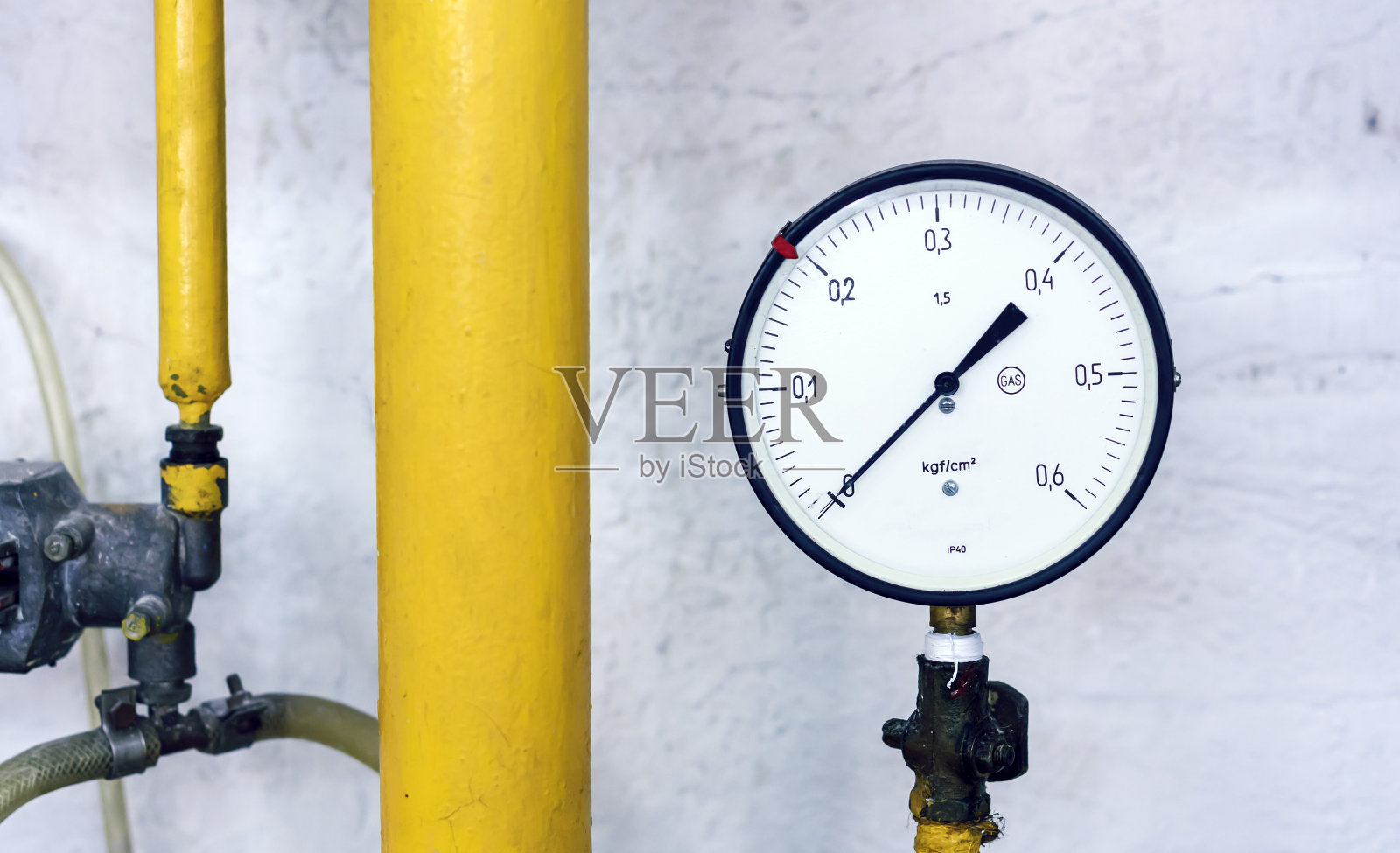 配气站的压力计。测量气体压力的仪器。照片摄影图片