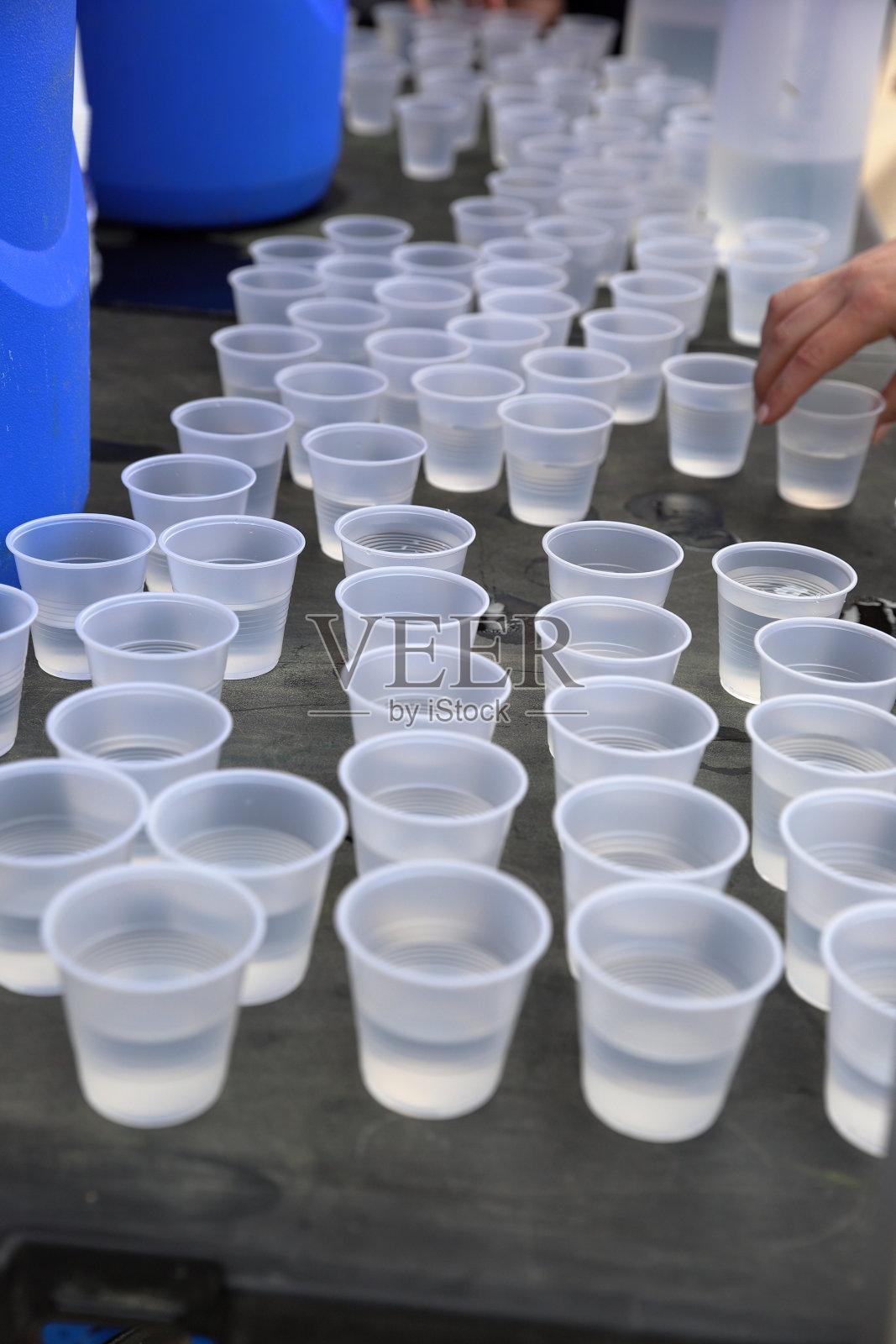 桌上有一次性塑料水杯照片摄影图片