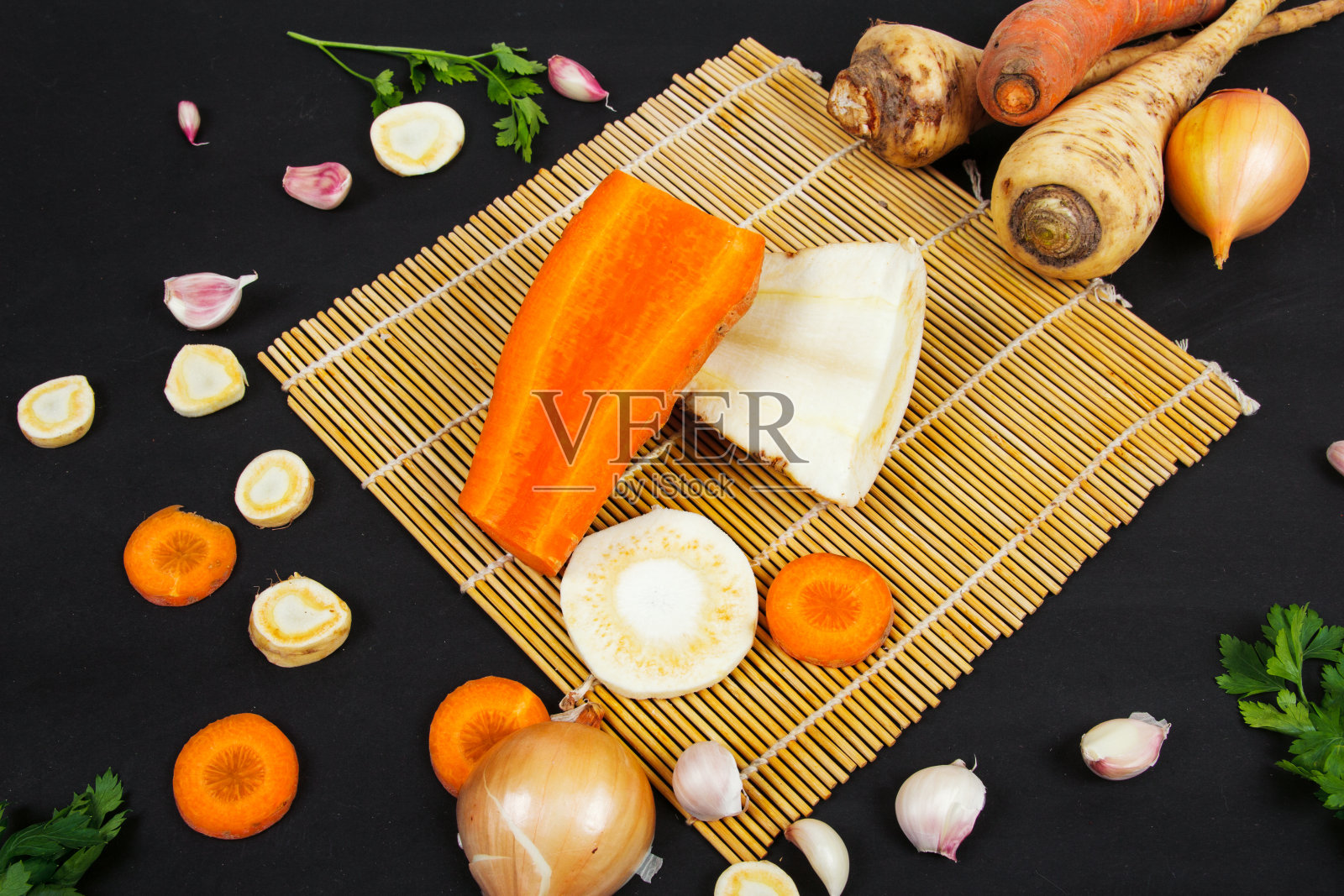 防风草，胡萝卜，洋葱，大蒜，蔬菜，在黑色的背景照片摄影图片