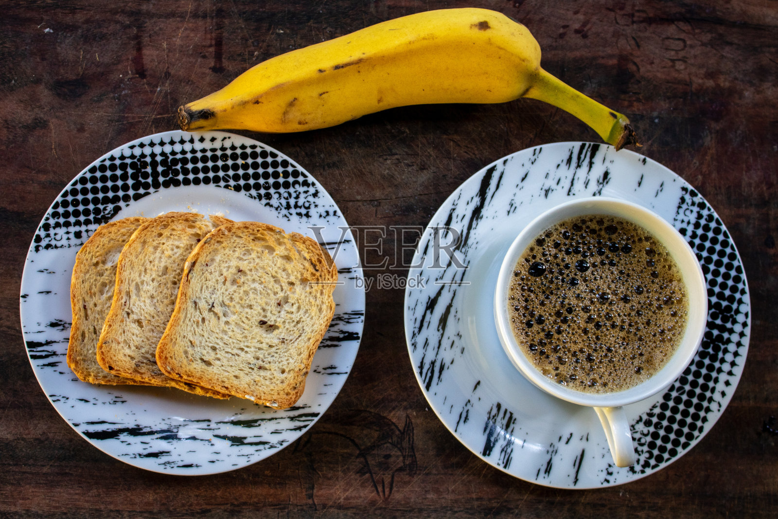 新鲜香蕉，吐司和热咖啡在木制背景，早餐或膳食照片摄影图片