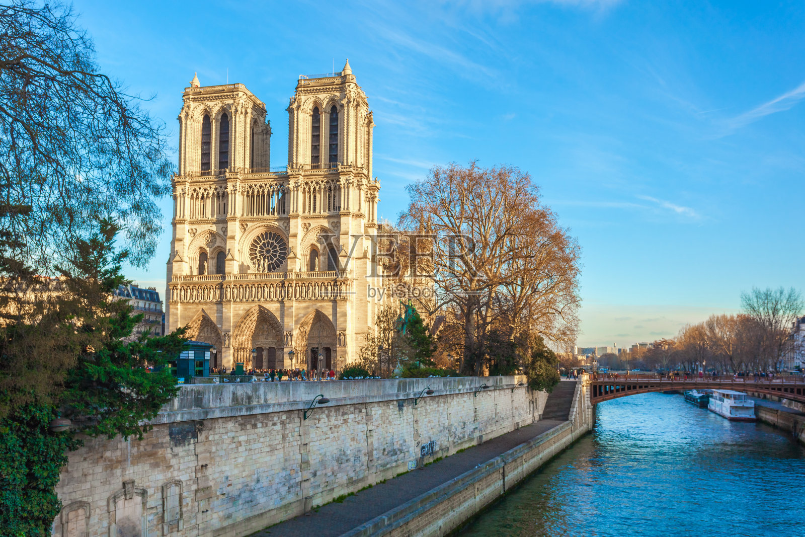 巴黎圣母院，美丽的巴黎大教堂。从塞纳河上看。法国照片摄影图片