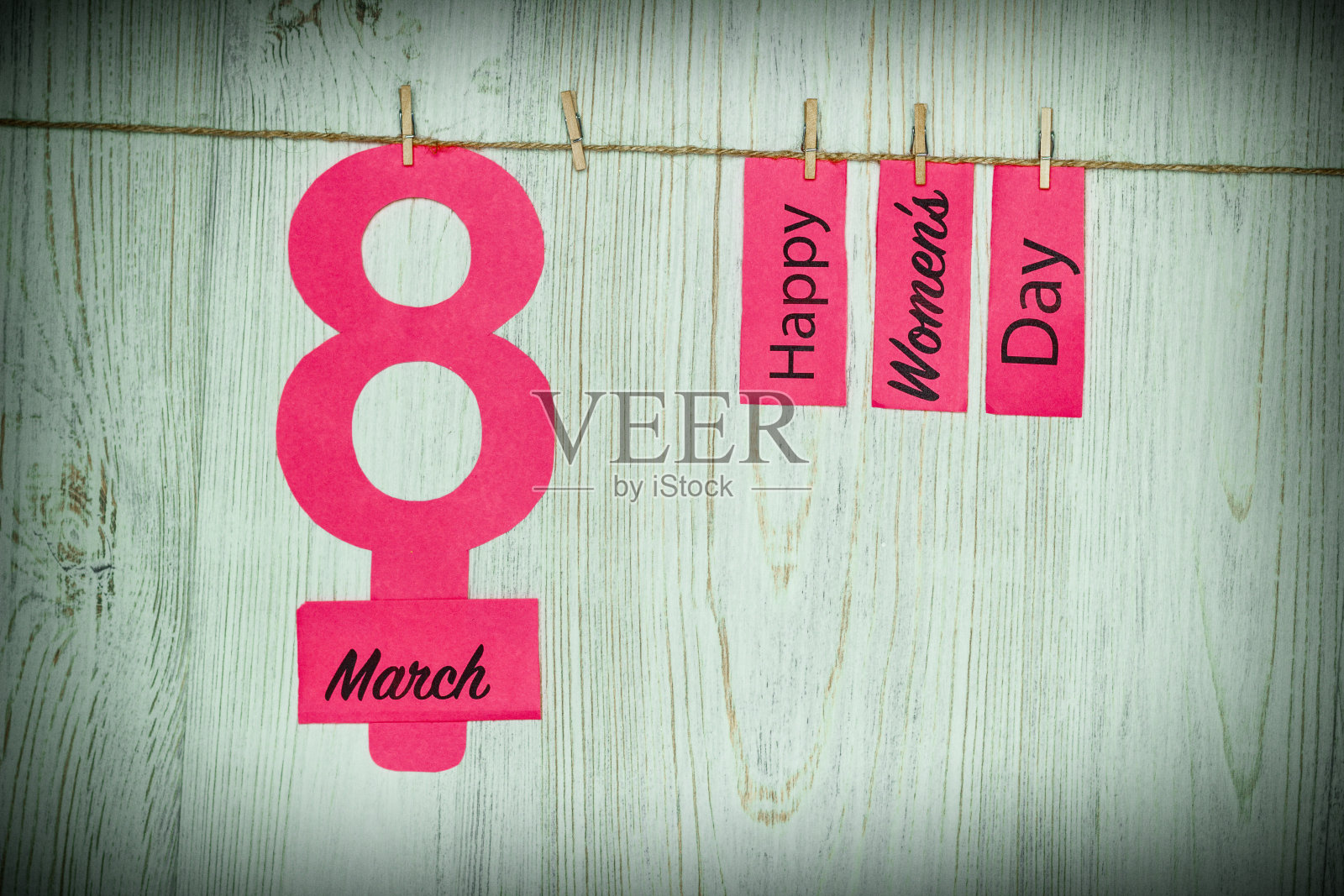 妇女节的概念。维纳斯的象征。在衣夹上别着纸八字，并题词“妇女节快乐”照片摄影图片