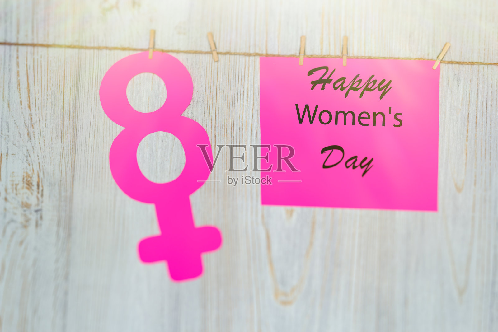 妇女节的概念。维纳斯的象征。在衣夹上别着纸八字，并题词“妇女节快乐”照片摄影图片